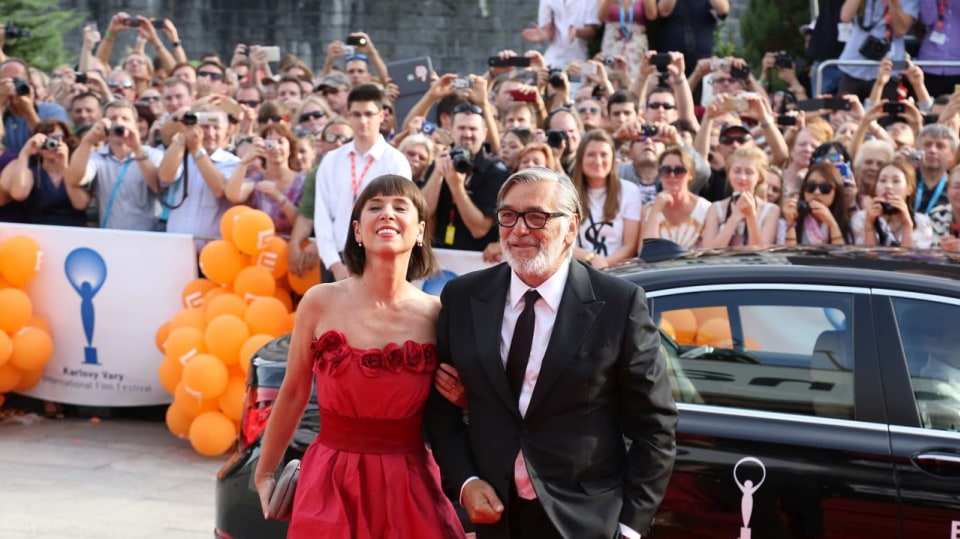 Červený koberec 49. KVIFF – Jiří Bartoška s manželkou... Jako vždy neskutečně elegantní!